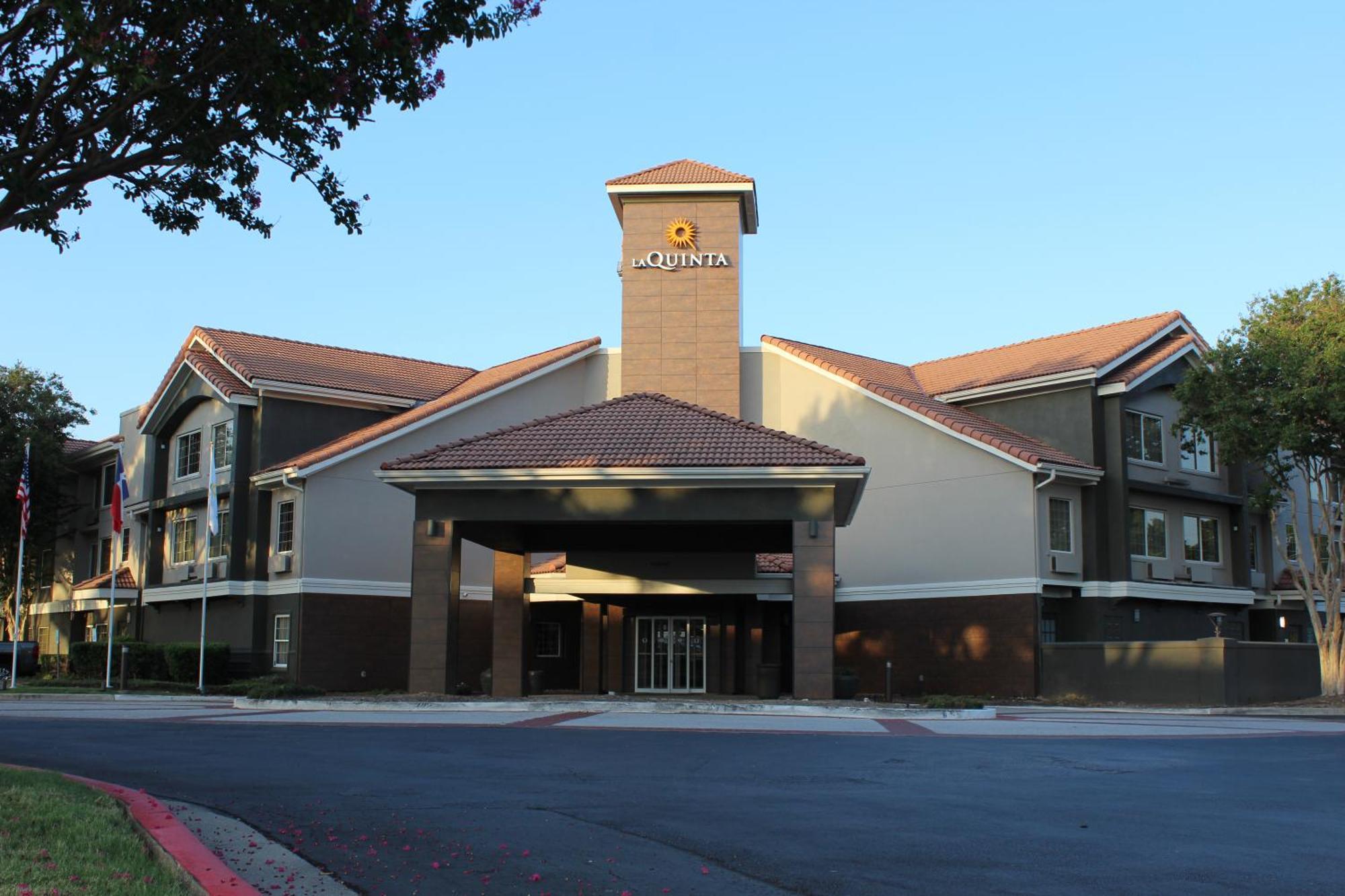 La Quinta By Wyndham Dallas - Addison Galleria Exterior photo
