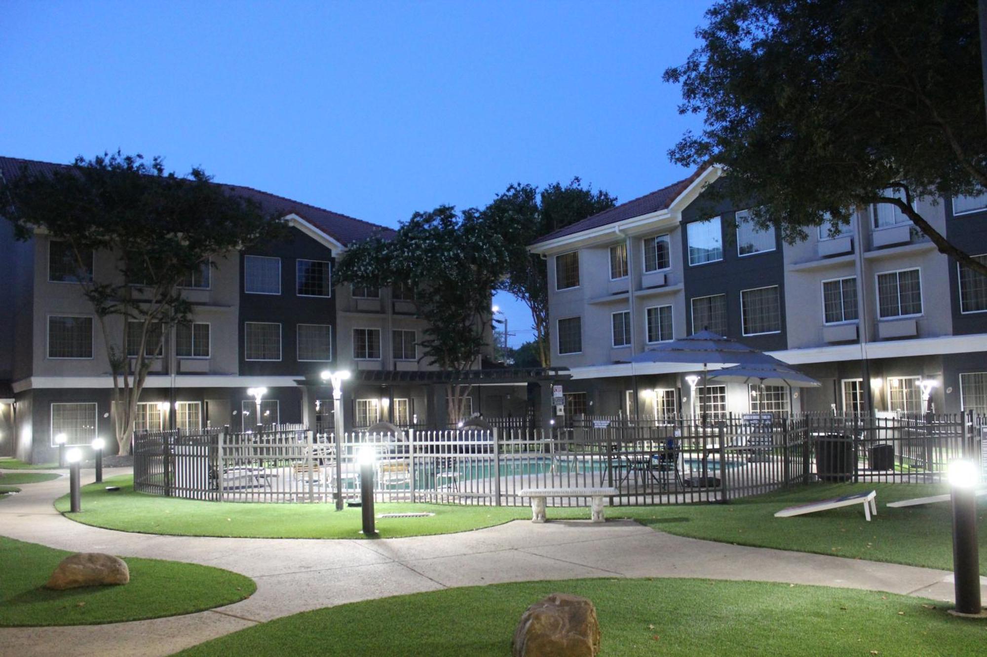 La Quinta By Wyndham Dallas - Addison Galleria Exterior photo